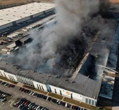 Incendio en el almacén de 1,2 millones de pies cuadrados de Walmart en EE.UU. La mercancía se quemó hasta el suelo y los vehículos de reparto sufrieron graves daños