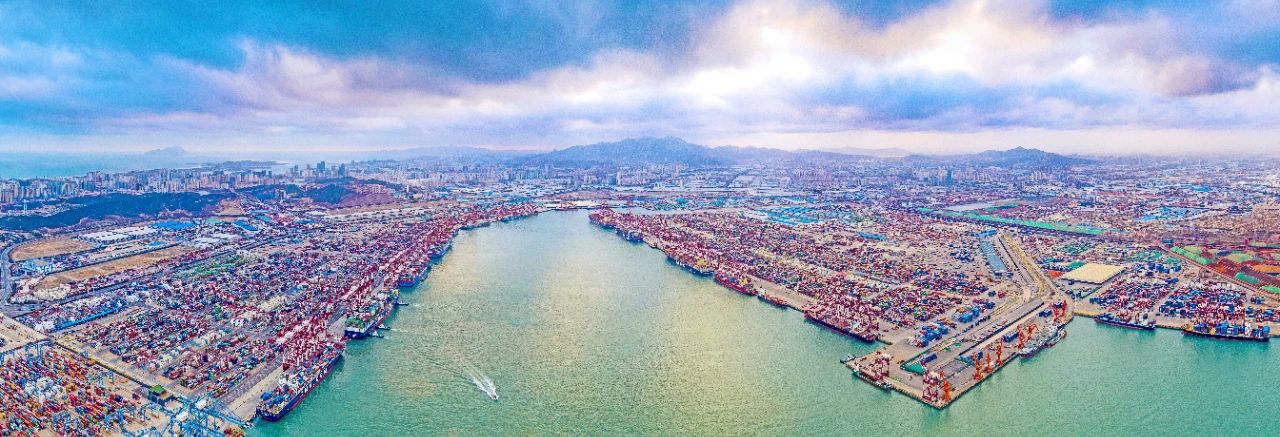 El Volumen Intermodal Marítimo-Ferroviario del Puerto de Qingdao Supera los 1.5 Millones de TEU en el Primer Semestre de 2025