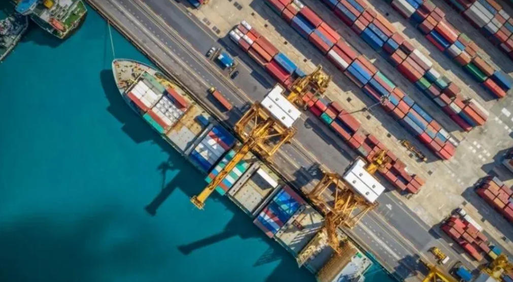 En los dos primeros meses del año, el tráfico de contenedores de comercio exterior en China crece un 13,7% interanual; el movimiento de carga en puertos alcanza los 2.870 millones de toneladas