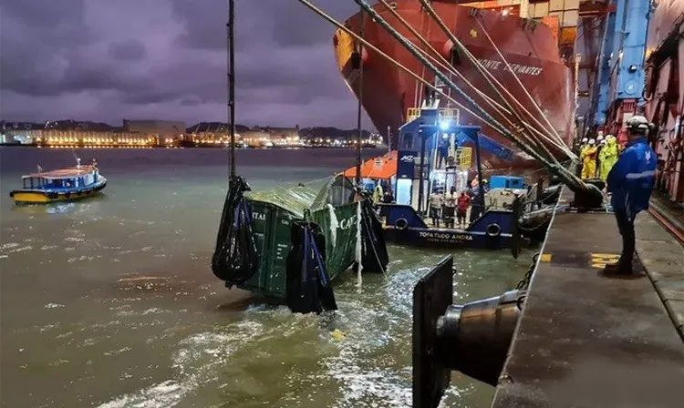 El contenedor MONTE CERVANTES de Maersk se derrumba durante las operaciones de la terminal