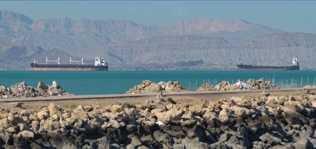 El bloqueo GPS en el Estrecho de Ormuz paraliza el transporte marítimo global: costes se disparan un 20%