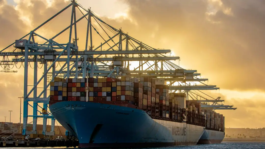 Caída en picado de los fletes a la Costa Oeste: precios se desploman un 50% en 10 días (ahora desde $2,000/FEU)