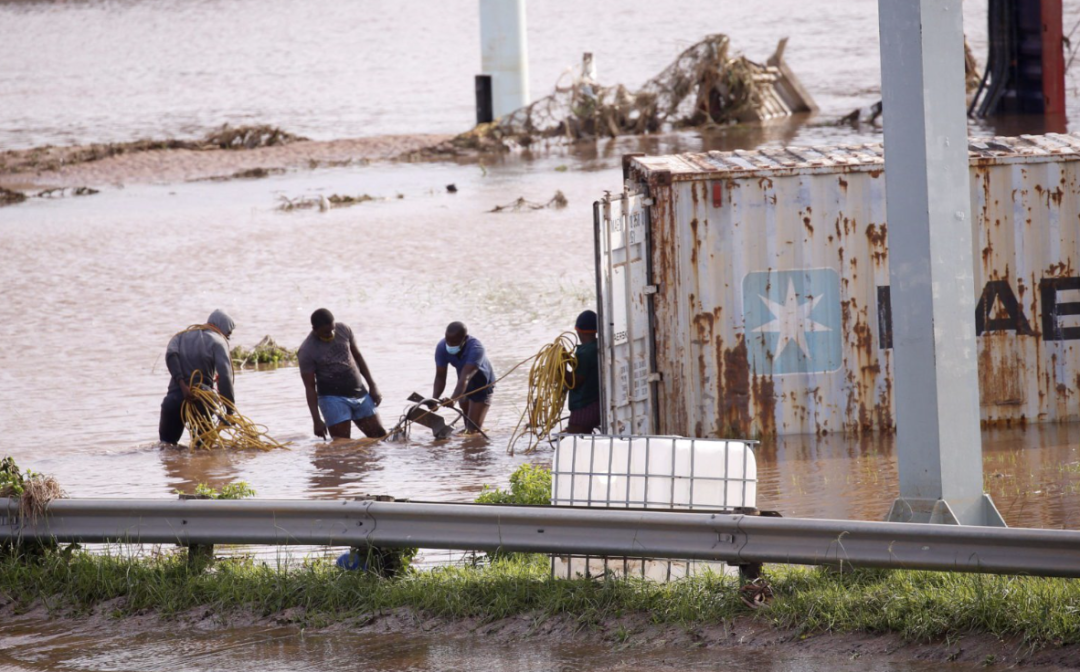 Inundaciones paralizan Durban, contenedores arrastrados