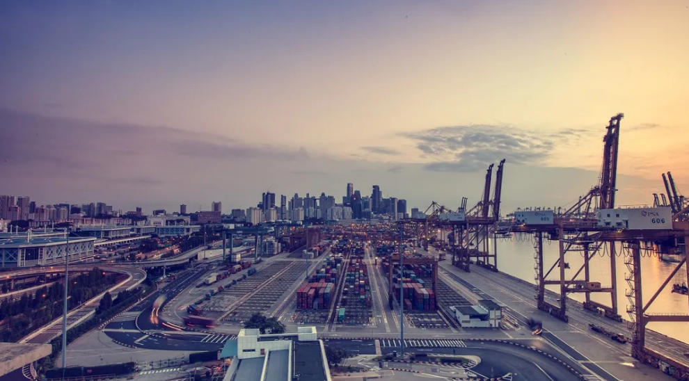 ¿Qué es "Puerta a Puerta con Doble Desaduanización" en Logística Internacional? ¿Por Qué Es un Amor-Odio?